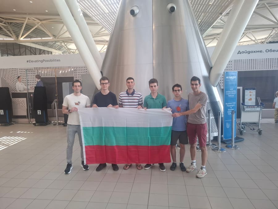 Отборът с българското знаме на летището