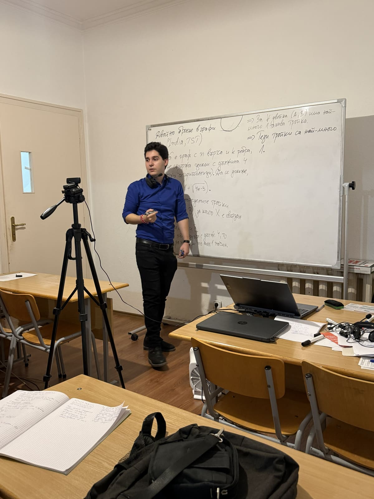 Преподавател обяснява задача на дъската