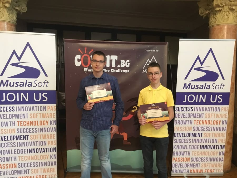 Двама ученици с грамоти от MusalaSoft CodeIT