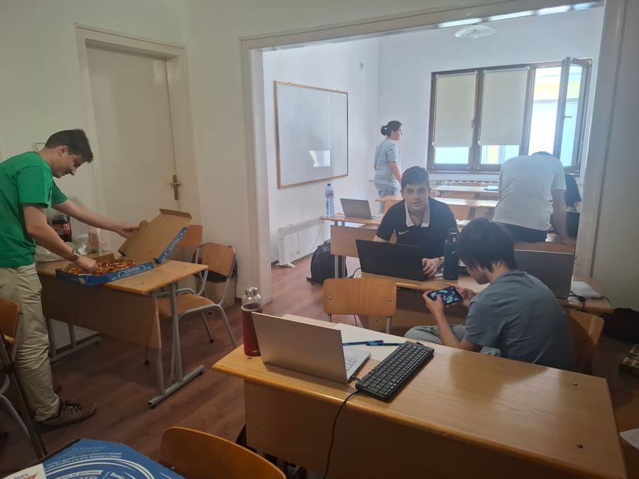 Ученици с пица по време на подготовка